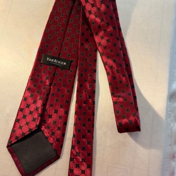 Van Heusen tie - Picture 3 of 3